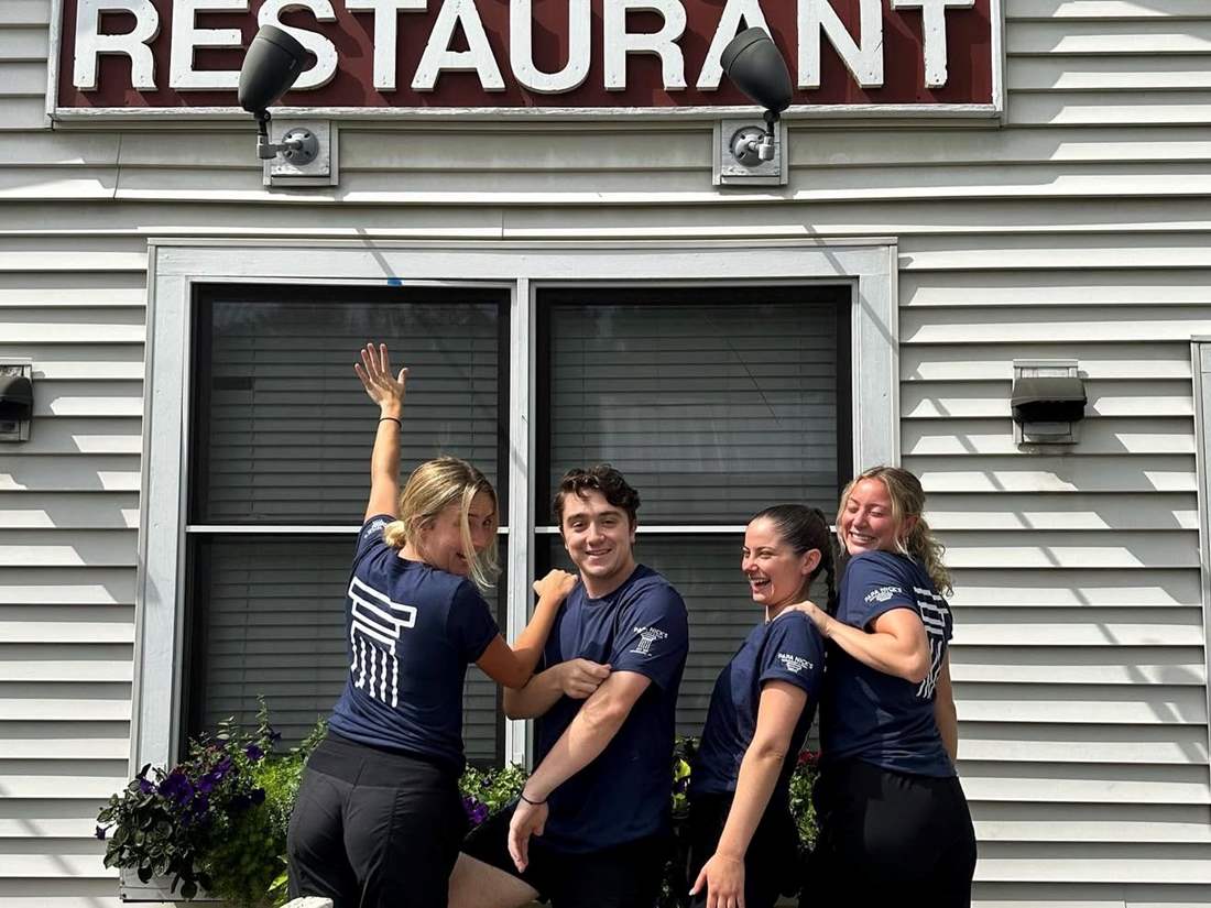 hiring, restaurant jobs Hinesburg, Vermont, Waitstaff, waitresses, cook, line cook, pizza cook, diswasher